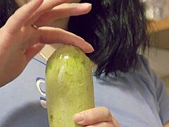 Hardcore hausgemachtes Fetischvideo mit extremer Analinsertion mit Gemüse in der Küche