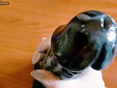 Amatőr maszturbál egy hatalmas fekete dildo-val forró közeli felvételen