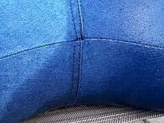 Min frus jeans blir våta och vilda när hon kissar