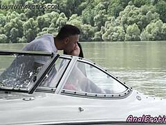 Seks anal luar ruangan yang penuh gairah dengan seorang wanita Eropa di atas perahu cepat