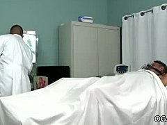 طبيب لاتيني يتعامل مع مريض في مشهد جنسي متشدد