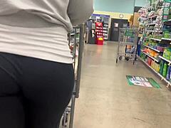 Walmart-flasher pronkt met moeder's dikke kont in het openbaar