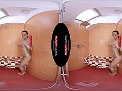 Sexe en réalité virtuelle avec une superbe MILF latina sous la douche