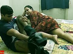 Oudere Indiase tante wordt hard geneukt door haar jonge neef, alsjeblieft niet binnen komen