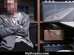 En MILF-betjent med store bryster domineres af en tyv, der stjæler i butikken på skjult kamera