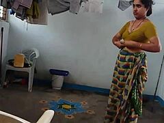امرأة هندية مشعرة تخلع ملابسها وتتباهى بقفصها المشعر في دقة عالية