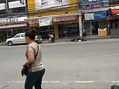 Thailändische Touristen reiten auf der Fußgängerzone von Pattaya