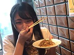 Amateur Japanse tiener met kleine borsten krijgt haar kutje hard geneukt