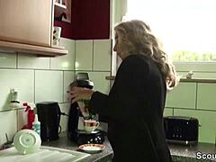 Немецкая мама с огромными сиськами проникает в ее босса в офисе