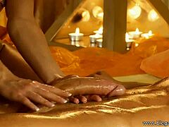 Une femme indienne donne un massage interracial à une grosse bite