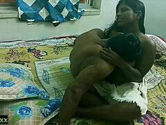 Intialainen vaimo nauttii kuumasta seksistä kylvyn jälkeen kotitekoisessa videossa