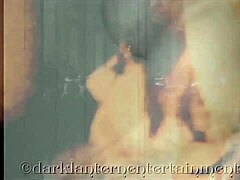 Pengalaman Dark lantern menampilkan pengakuan erotis dari pria Inggris dewasa dalam video porno vintage