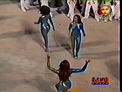 Latina tjejer tar av sig kläderna på en brasiliansk karneval för het dans