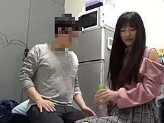 Japansk kvinna blir hämtad och knullad hårt i badrummet