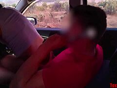 Мексички пар се дрска у аутомобилу док их полиција не раздвоји
