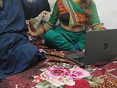 Пакистанско момиче гледа порно на лаптоп и е проникнато във всички дупки с мръсни приказки