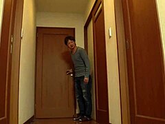 Seorang Remaja Jepang Diganggu dan Dicampur dalam Doggystyle oleh Seorang Kakak yang Lebih Tua