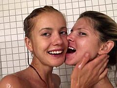 18살 여자 카트리나와 친구가 함께 샤워를 즐긴다