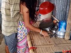 Сазрели индијски пар истражује међурасни кухињски секс на веб камери