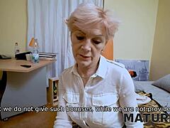 Tjeckisk mormor med rakad fitta ber en man om en sexuell partner i en mogen 4k-video