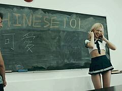 Chloe Cherry, une blonde aux gros fesses, a des relations sexuelles avec son professeur de chinois en classe