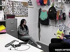 Milf-Mutter und Tochter werden mit Polizisten Mike Mancini im Laden unartig