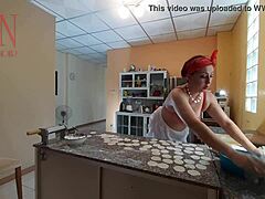 Svůdkyně Regina Noirs nahé kuchařské dovednosti zachycené skrytou kamerou v kuchyni
