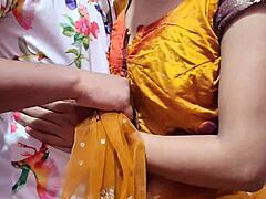Индијска тинејџерка у жутом сарију добија кремпи од свог шефа
