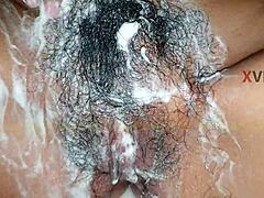Närbild av indiska flickor med rakade fittor i badrummet