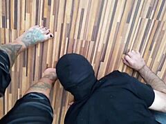 Tatuażowana MILF bawi się swoim niewolnikiem stóp w video bez stóp