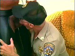 En muskulös björn i läderbyxor får sin kuk avsugd av en polisman