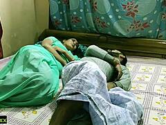 Бхабхии прва ноћ секса са својим мужем испуњена је врућом спермом