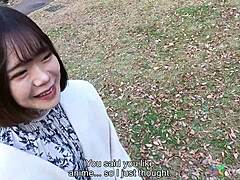 Video porno japonés de una adolescente con Ayumi de Tokio siendo tocada y lamiendo su coño