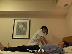 Massagem japonesa se transforma em um caso de traição com a massagista