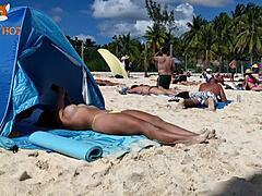 Amatérska plážová hra topless s nadržanými swingerkami