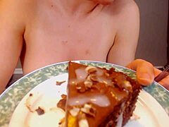 Una pareja amateur se entrega al sexo oral y a comer pasteles cubiertos de semen