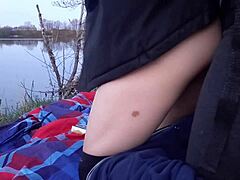 Sexo anal real en el lago con una pareja bisexual
