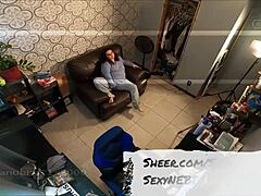 HD-video, jossa seksikäs, kaunis ja lihava nainen on kiinni masturboimasta piilotetulla kameralla