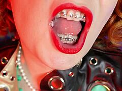 Asmr-Fetischvideo, in dem Arya Schokolade isst und ihren Latex-Gummikörper genießt