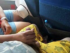 여자 친구 는 대중 버스 에서 남자 에게 손놀이를 하고 정액 을 삼키고 있습니다
