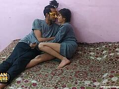 Посмотри, как эта стройная индийская красотка наполняет свою киску и задницу спермой в этом домашнем порно видео