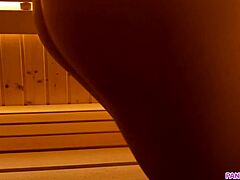 Estudiante amateur se entrega a jugar en la sauna pública con su coño húmedo