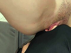 La pose faciale amateur mène à un orgasme intense avec léchage du vagin