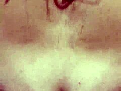 Uma MILF recebe sexo anal na casa de banho
