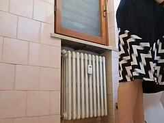 Blonde Frauen zeigen ihre zerrissenen Klamotten auf einer öffentlichen Toilette