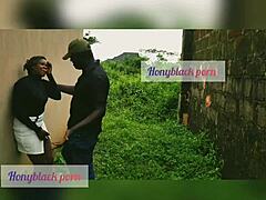 En kåt afrikansk babe får sin fisse kneppet udendørs
