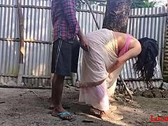 האישה ההודית מציגה את כישוריה הארדקור בסרטון זיון חיצוני