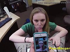 Eine vollbusige blonde Schlampe mit rasierter Muschi wird für Sex vor versteckter Kamera bezahlt