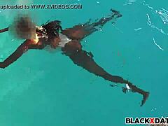 Bikini Ebony Definisi Tinggi Tenggelam dalam Air