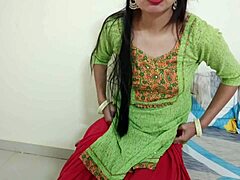 בת נוער הודית נקרעת על ידי גיסתה בסרטון HD